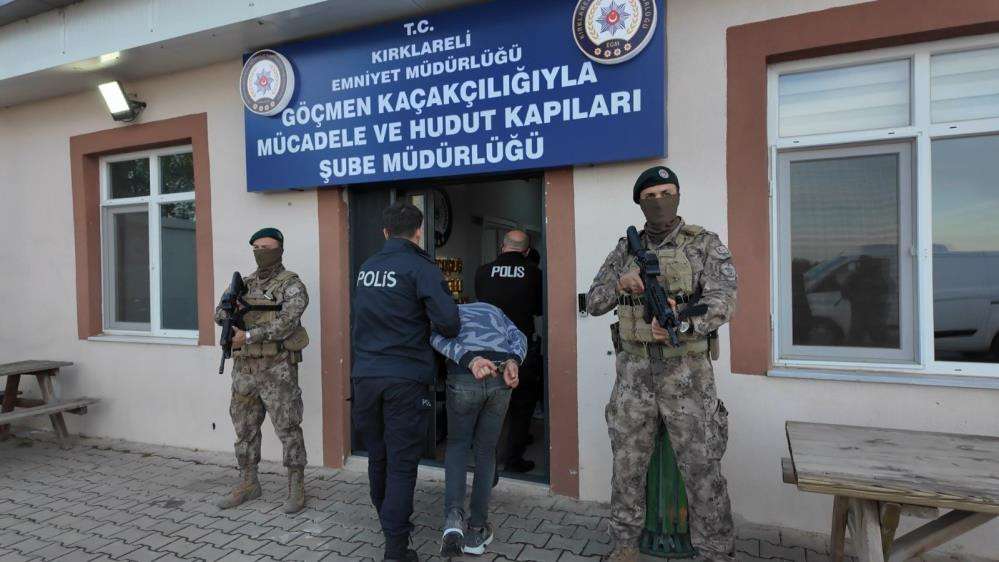 16 ka&ccedil;ak g&ouml;&ccedil;men yakalandı