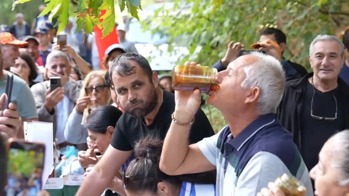 2 dakikada 1 kilogram bal yedi, izleyenler hayret etti.