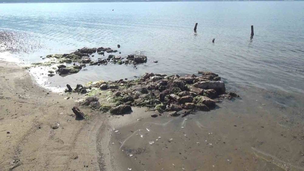 Erdek’te deniz çekildi, antik liman ortaya çıktı
