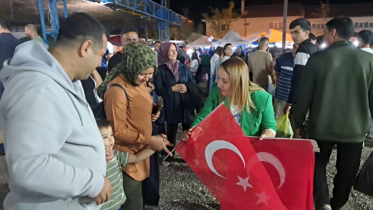 5 bin kişiye T&uuml;rk Bayrağı dağıtıldı