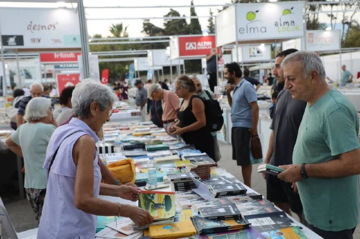 8. Edremit Kitap Fuarı&rsquo;nda altıncı g&uuml;n: Kitap, d&uuml;ş&uuml;nce ve sohbet bir arada