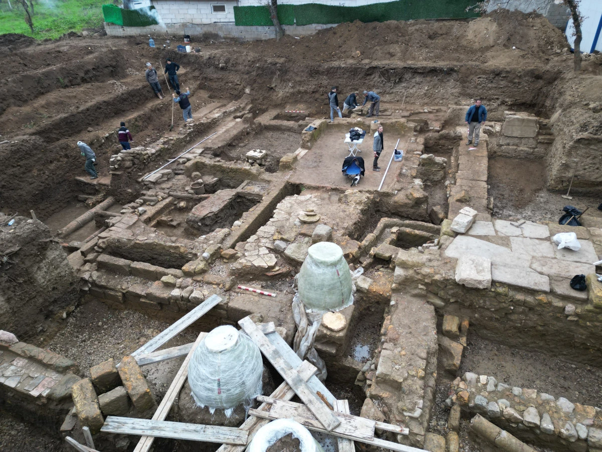 Adramytteion'da Roma villasının eşsiz mozaikleri g&uuml;n y&uuml;z&uuml;ne &ccedil;ıktı