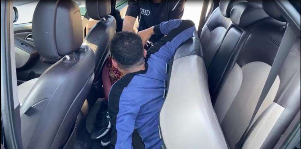 Arka koltuğun altından ka&ccedil;ak g&ouml;&ccedil;menler &ccedil;ıktı