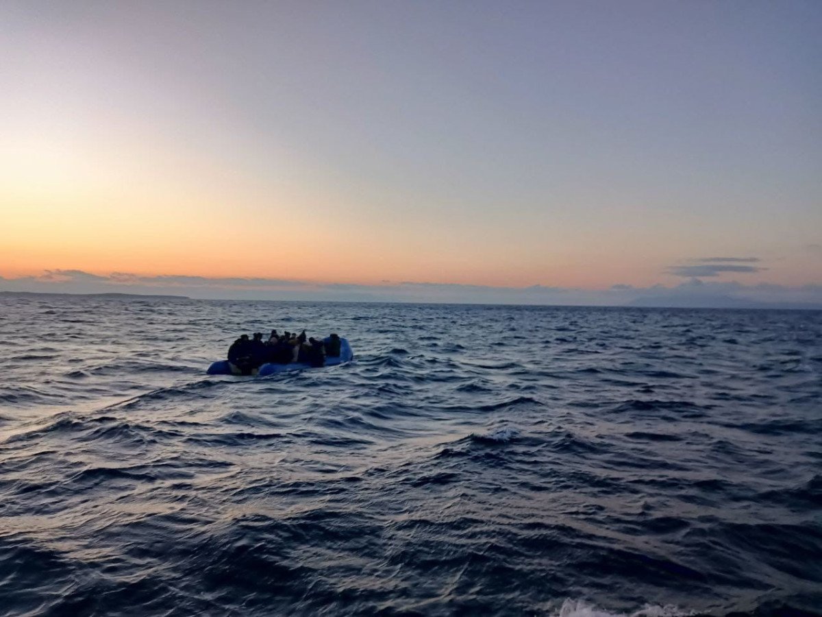 Ayvalık açıklarında 51 düzensiz göçmen, motor arızalı botla sürüklenirken kurtarıldı