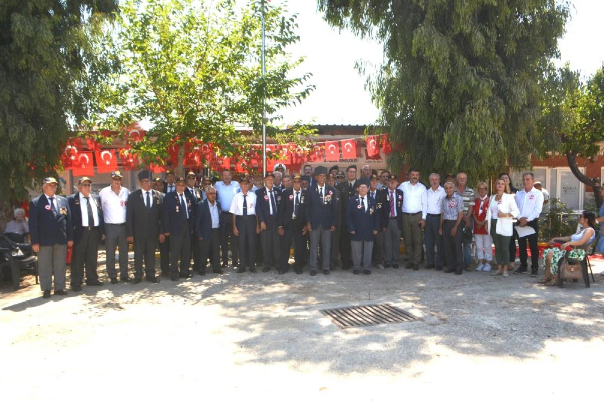 Ayvalık'ta gazilerin Kıbrıs Barış Harekatı'nın 52'nci yıl d&ouml;n&uuml;m&uuml; coşkus
