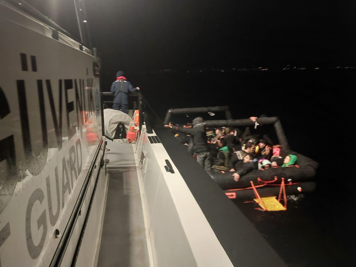 Ayvalık’ta Sahil Güvenlik'ten düzensiz göçmen operasyonu