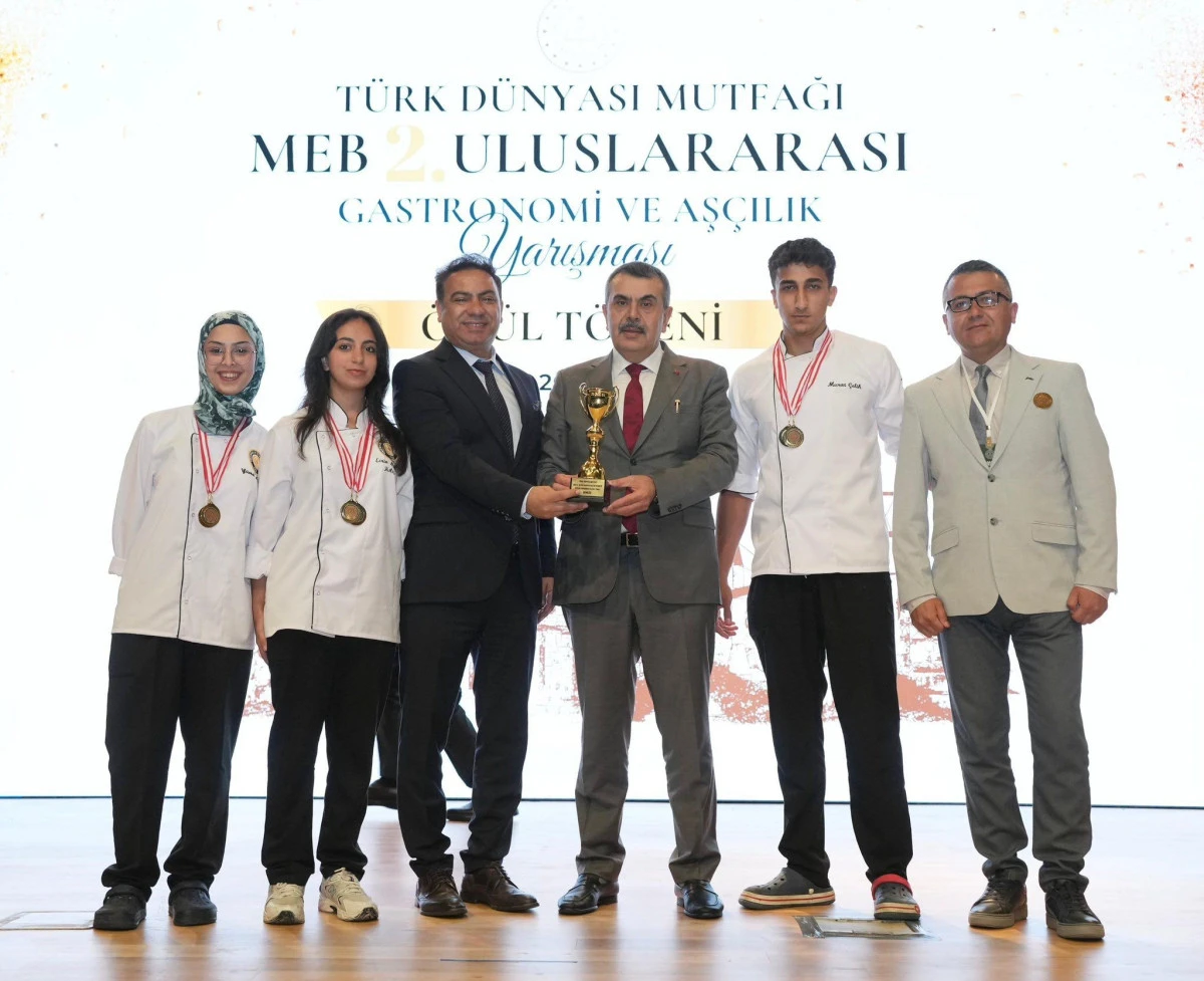 Bakan Yusuf Tekin&rsquo;den &ouml;d&uuml;l, Ayvalık&rsquo;ta davul zurnalı karşılama   