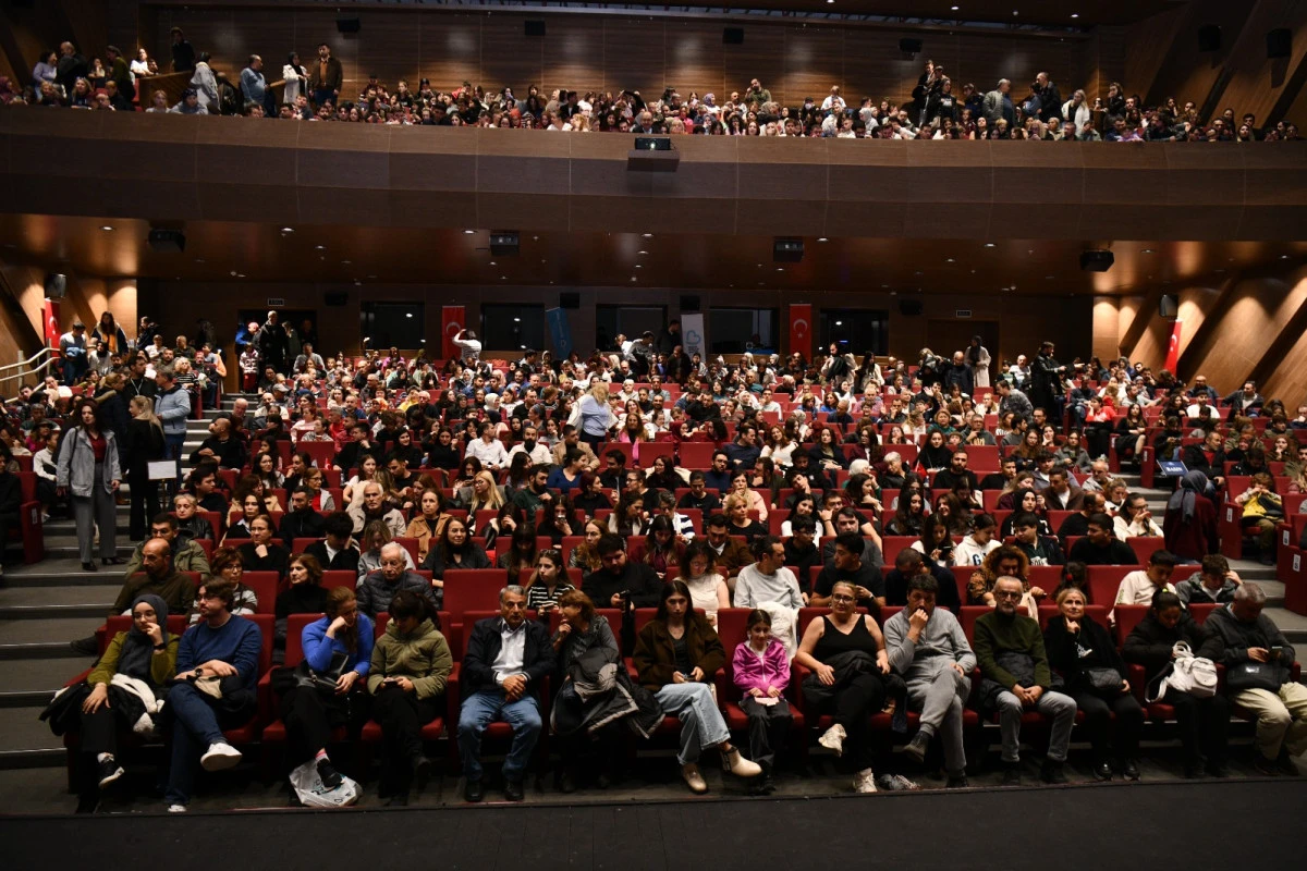 Balıkesir B&uuml;y&uuml;kşehir Belediyesi Şehir Tiyatrosu ilk ayında seyirciden tam not aldı