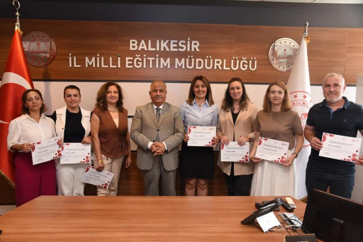Balıkesir'de başarılı &ouml;ğrenciler &ouml;d&uuml;llendirildi