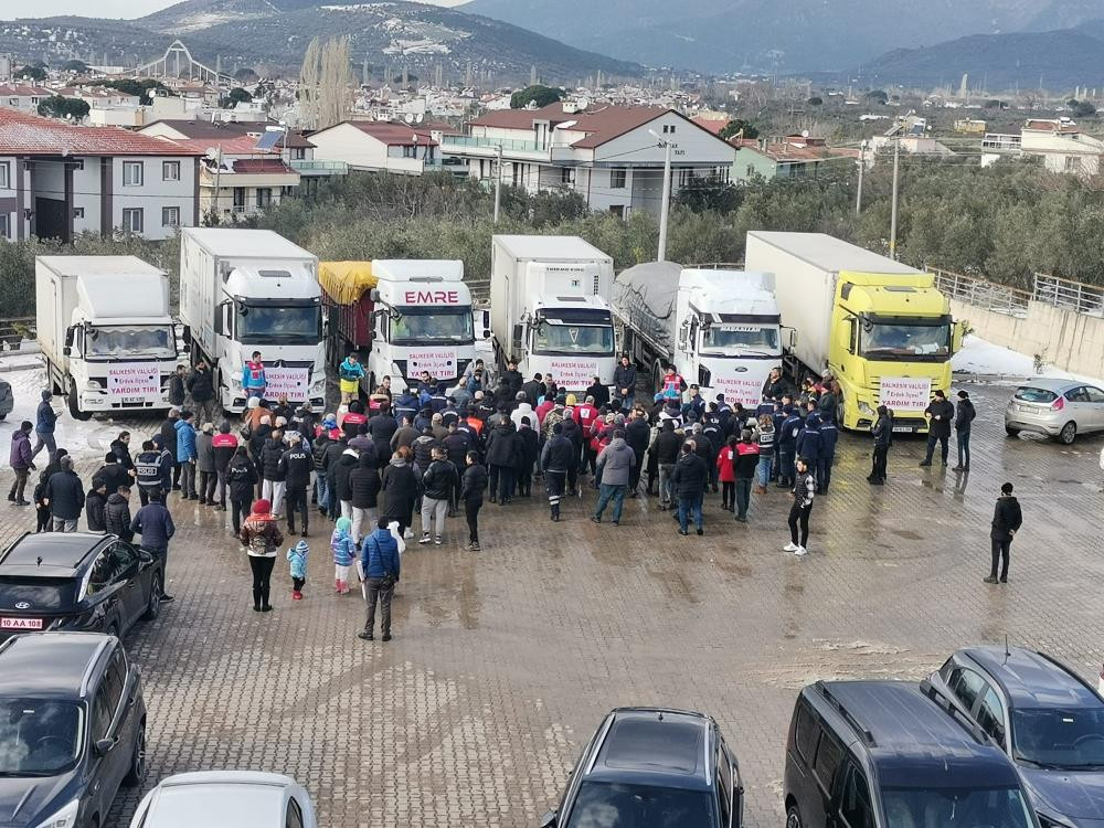 Balıkesir'de binlerce kişi deprem bölgesi için seferber oldu