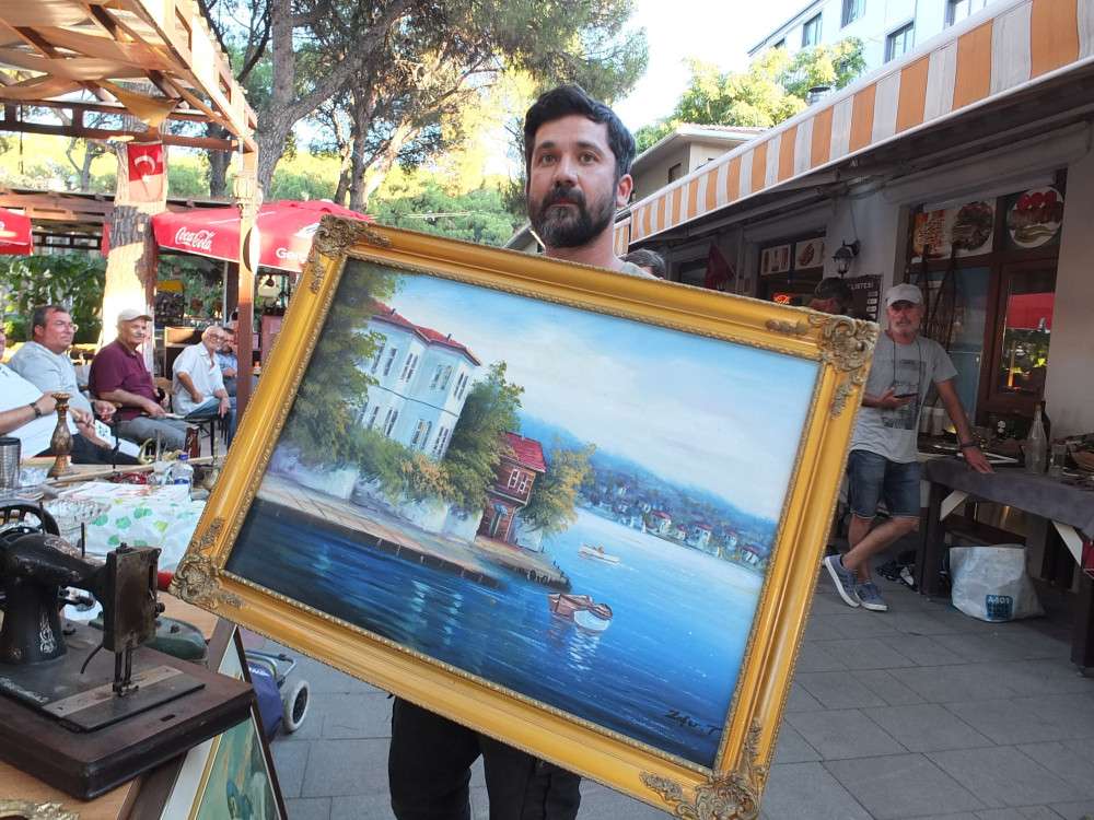 Balıkesir&rsquo;de &ccedil;ay bah&ccedil;esindeki antika mezadı ilgi g&ouml;rd&uuml;