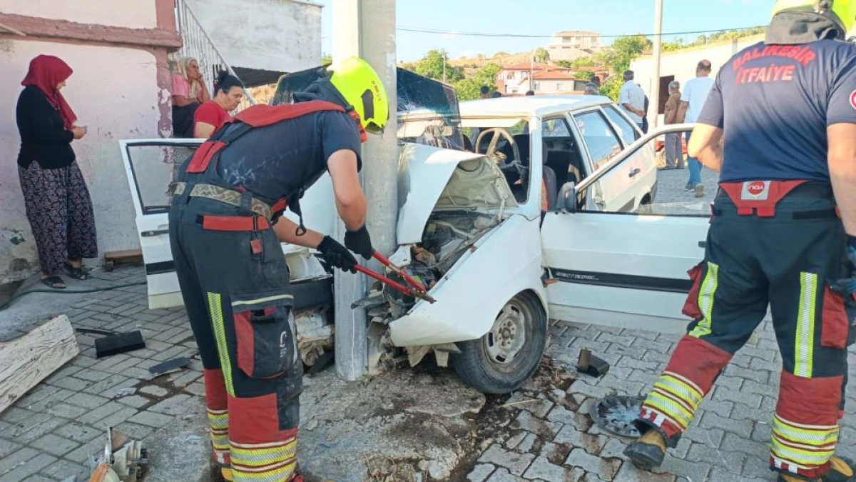 Balıkesir'de elektrik direğine &ccedil;arpan ara&ccedil;ta iki kişi yaralandı