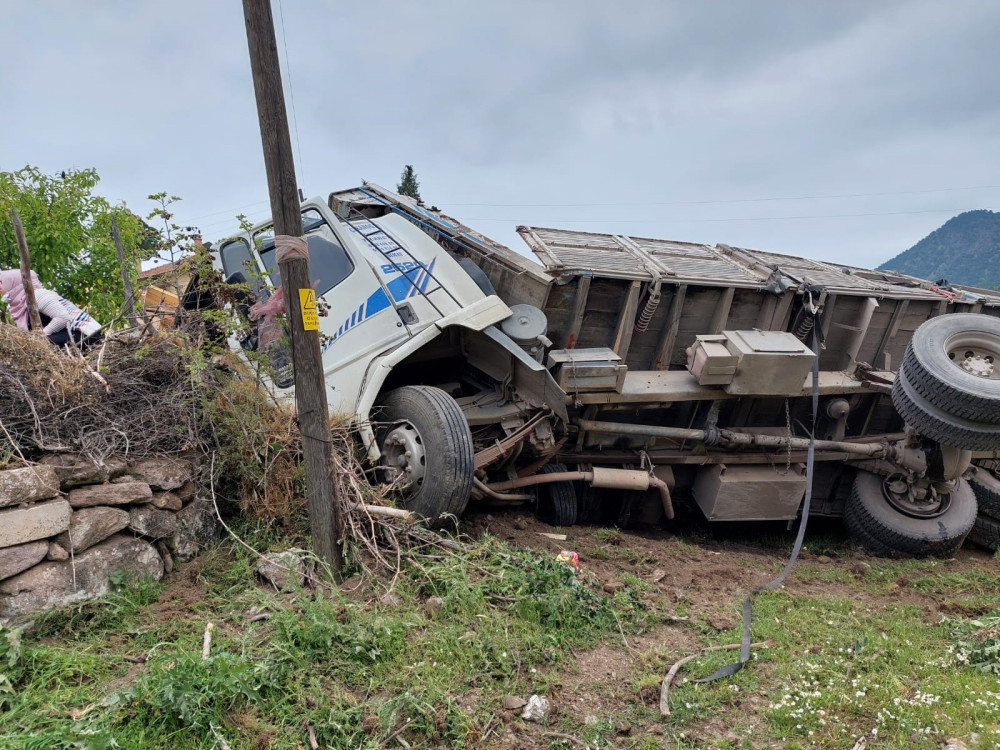 Balıkesir'de kereste yüklü kamyon devrildi: 4 yaralı