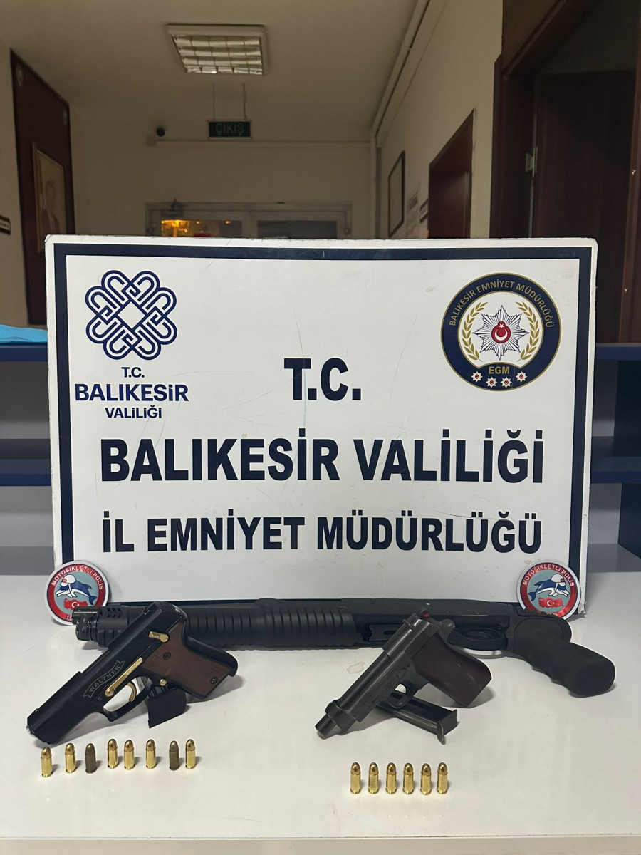 BALIKESİR'DE POLİS 11 ARANAN ŞAHSI YAKALADI