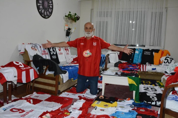 Balıkesirli spor muhabirinin 300 formalık koleksiyonu dikkat &ccedil;ekiyor
