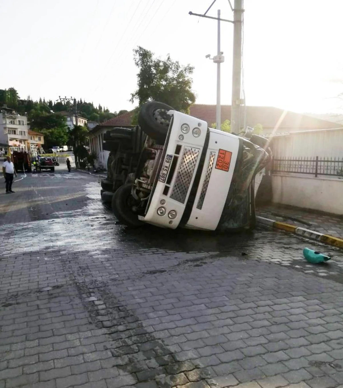 Balya'da akaryakıt dolu tanker devrildi