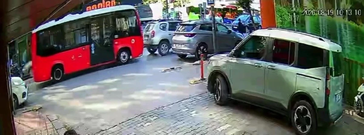 Bandırma'da minib&uuml;s yayaya yol veren otomobile &ccedil;arptı