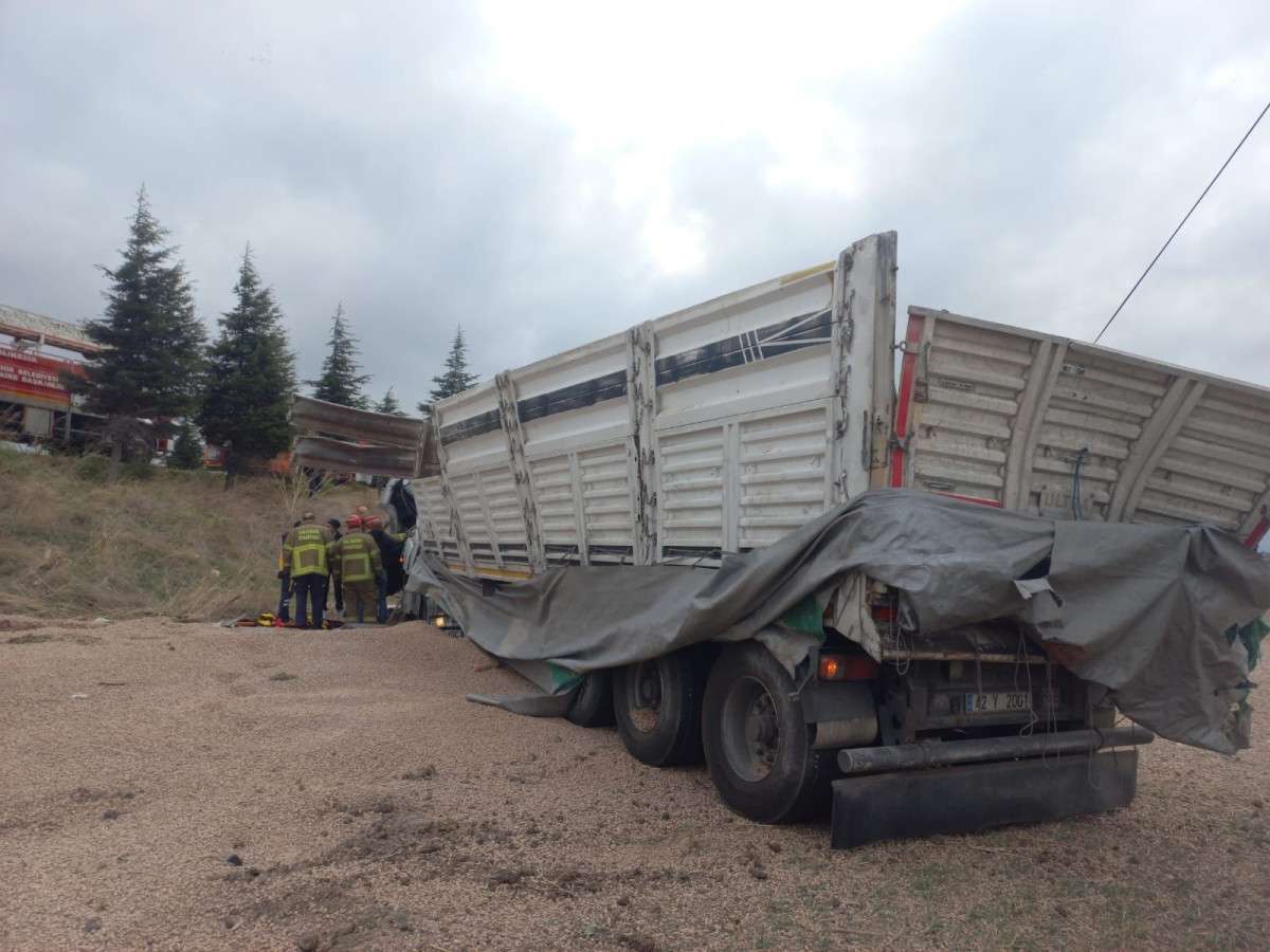 Bandırma'da trafik kazası: Sürücü sıkıştığı yerden kurtarıldı