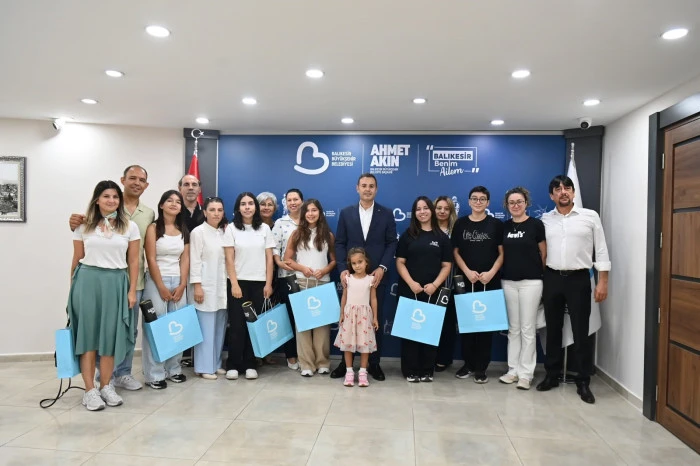 Başkan Ahmet Akın, LGS birincilerini makamında ağırladı