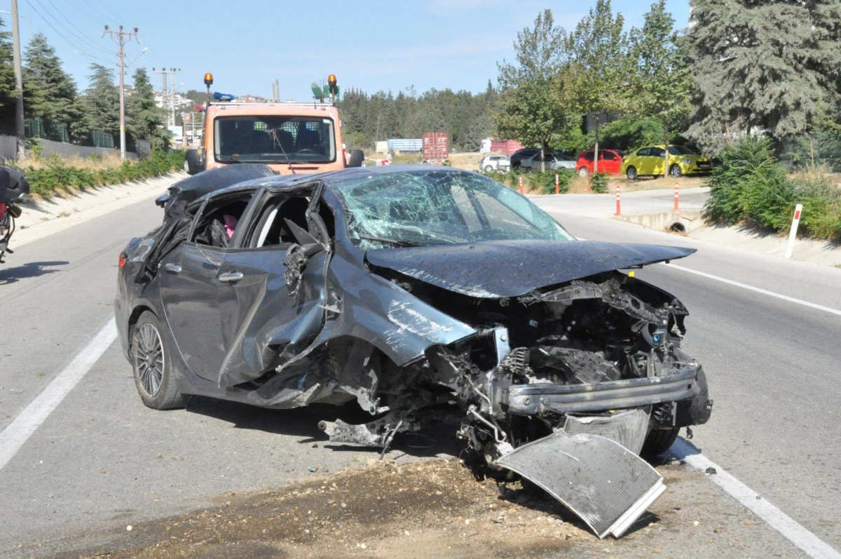 Beton y&uuml;kseltiye &ccedil;arpan otomobilin s&uuml;r&uuml;c&uuml;s&uuml; yaralandı