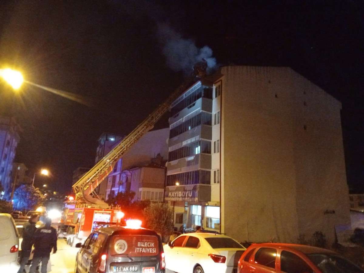 Bilecik'te &ccedil;atı katında &ccedil;ıkan yangını korkuttu