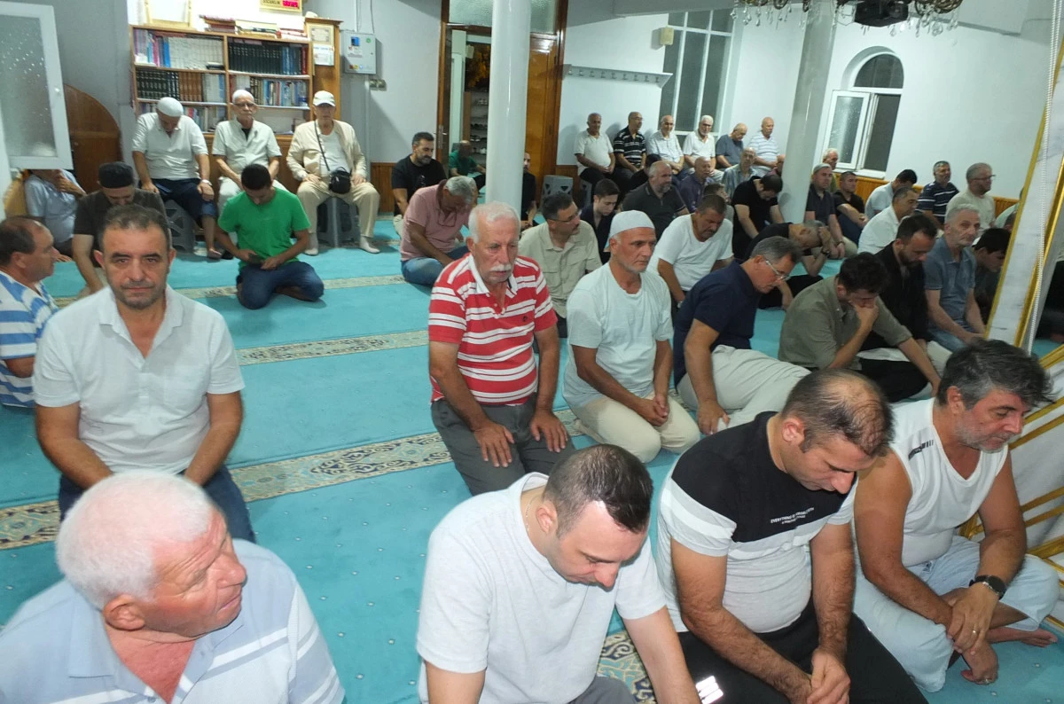 Burhaniye&rsquo;de Mevlit Kandilinde camiler doldu