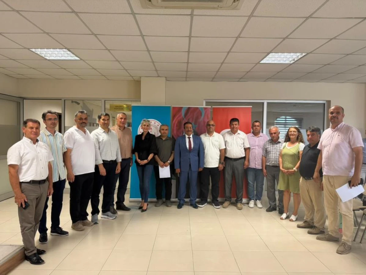 Burhaniye'de proje y&uuml;r&uuml;t&uuml;c&uuml;lerine t&ouml;renle belge verildi