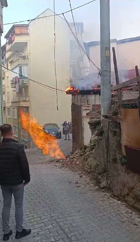 &Ccedil;alışma sırasında doğal gaz borusu patladı: Alevler eve sı&ccedil;radı