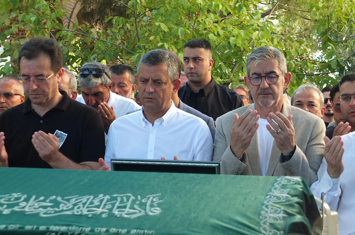 CHP Genel Başkanı &Ouml;zel, Balıkesir'de cenaze t&ouml;renine katıldı