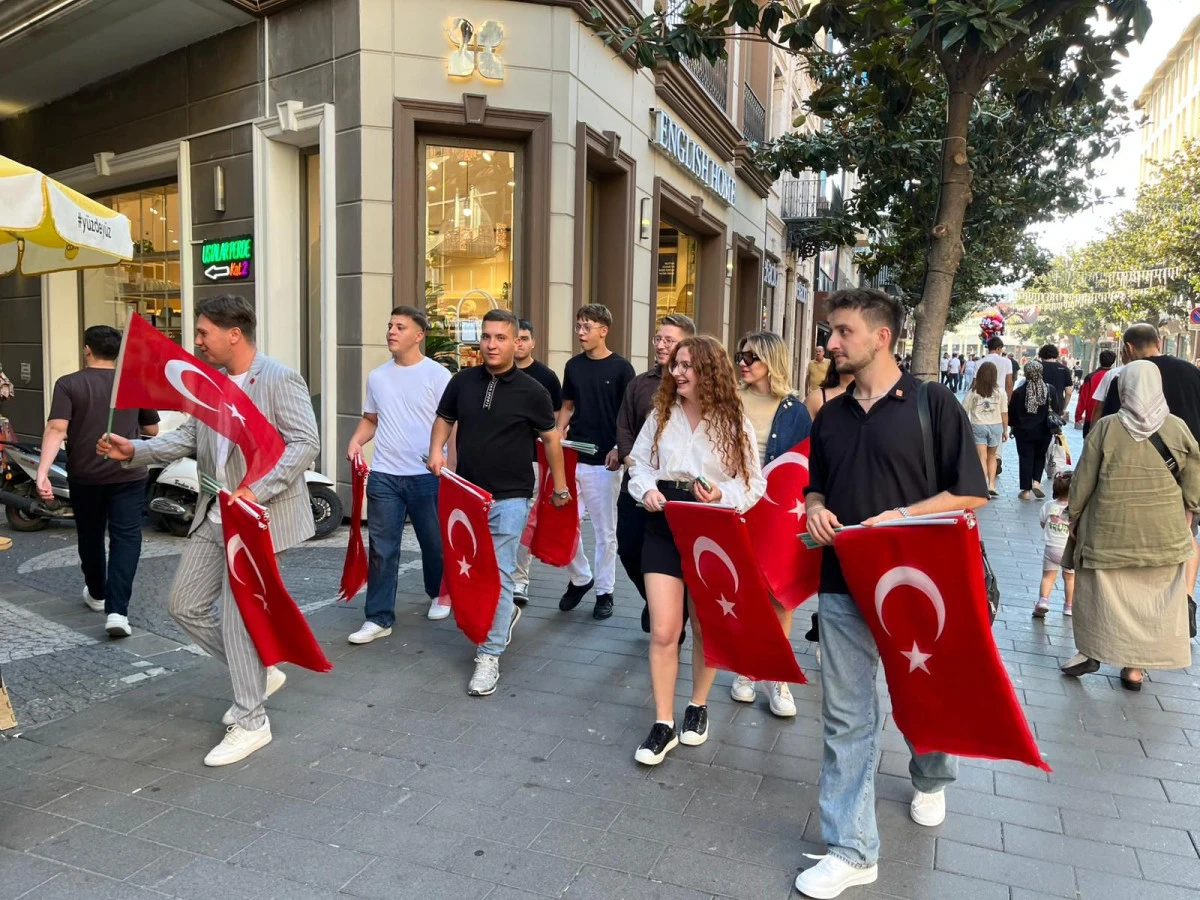 CHP&rsquo;Lİ GEN&Ccedil;LERDEN 30 AĞUSTOS &Ouml;NCESİ ESNAFA T&Uuml;RK BAYRAĞI