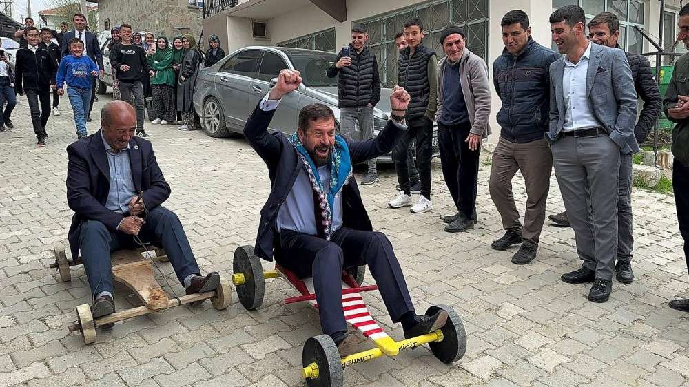 &Ccedil;ocuklar tahta arabalarla birincilik i&ccedil;in yarıştı