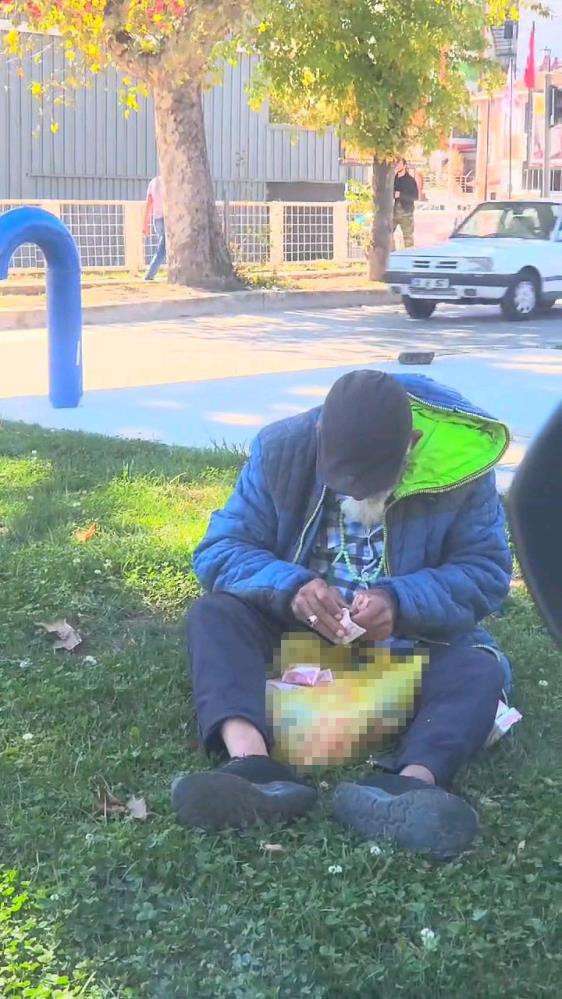 Dilenci, topladığı paraları sayarken g&ouml;r&uuml;nt&uuml;lendi