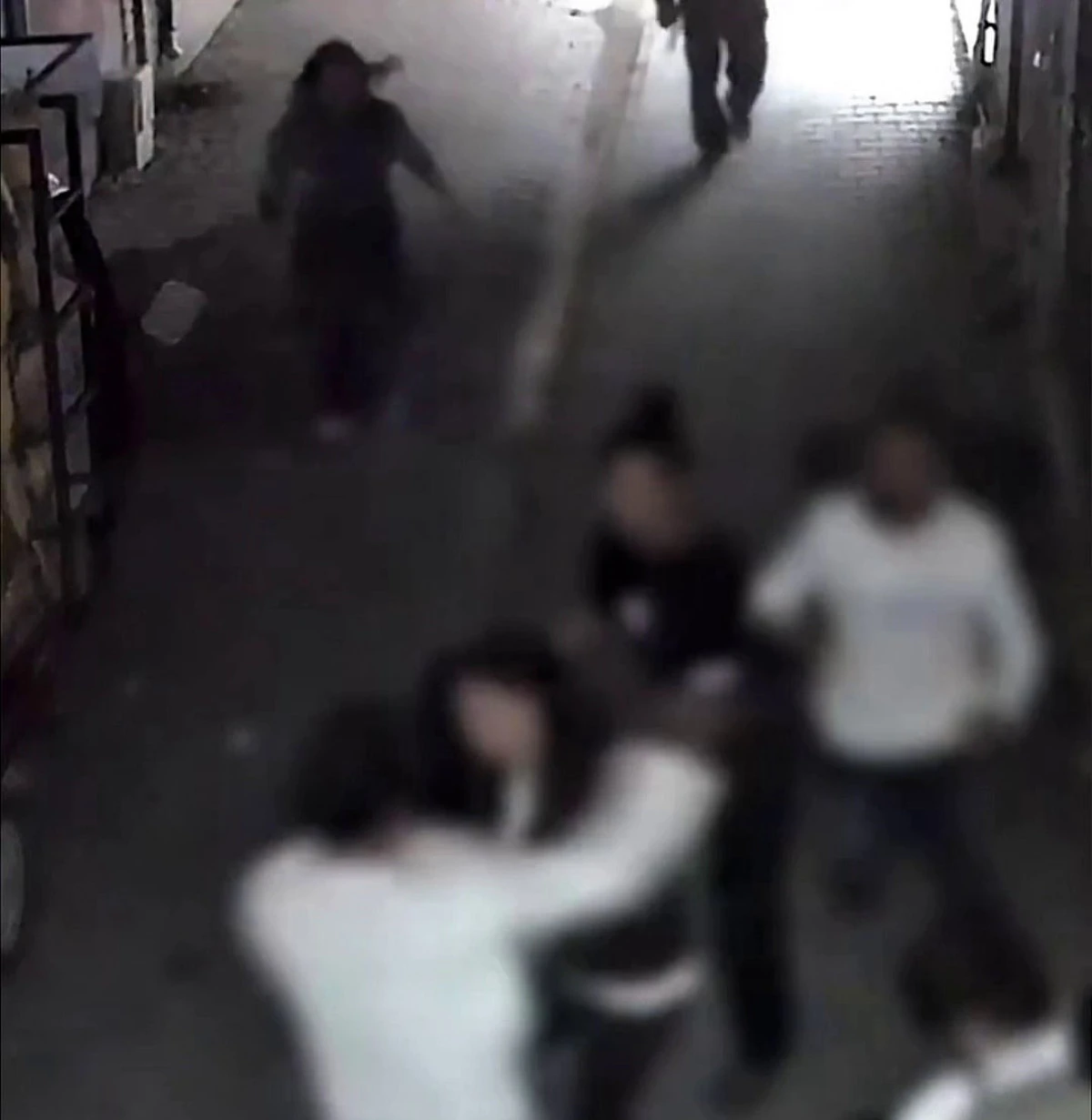 D&ouml;ve d&ouml;ve bayılttılar, araya giren kızları da darbettiler