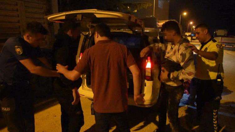 Dur ihtarına uymayan otomobilde ka&ccedil;ak g&ouml;&ccedil;menler yakalandı
