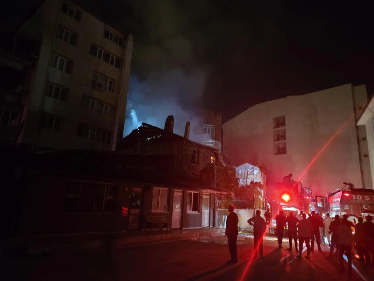 Dursunbey'de gece sokağı alevler aydınlattı