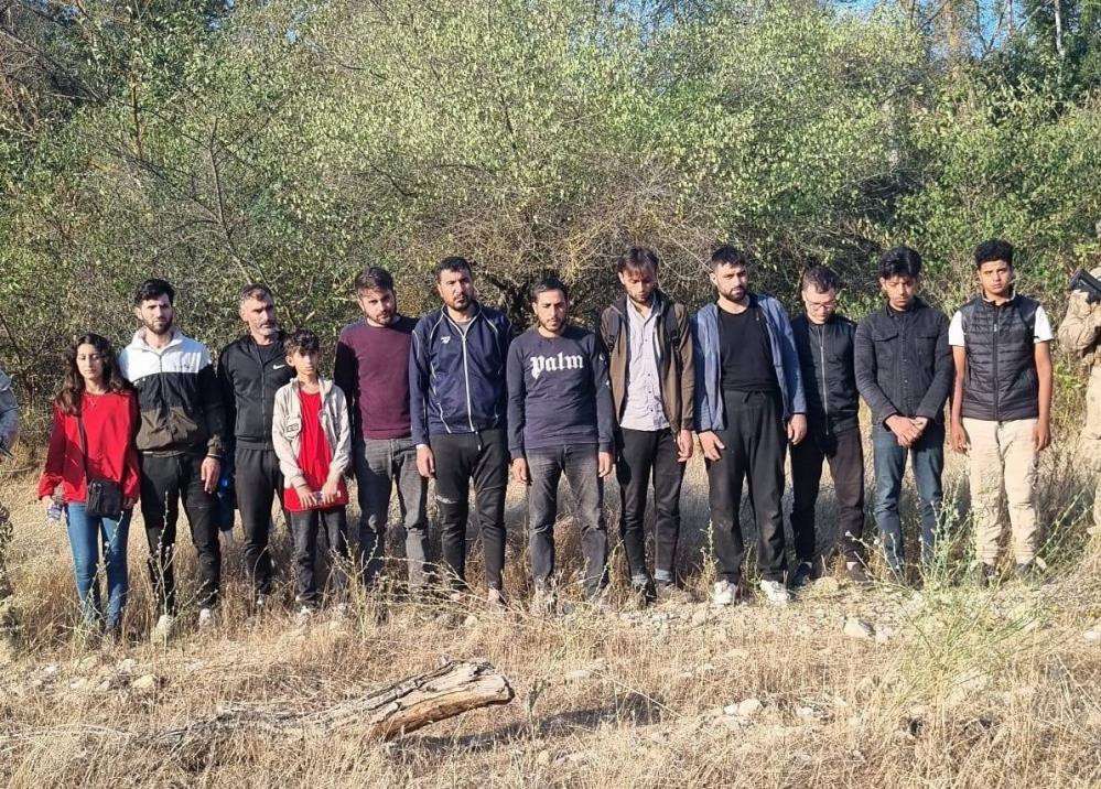 Edirne&rsquo;de g&ouml;&ccedil;men operasyonu: 38 ka&ccedil;ak yakalandı