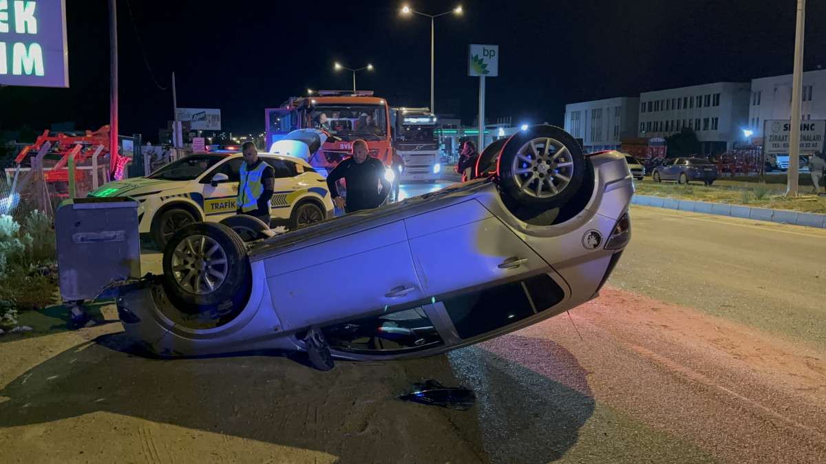Edirne'de kontrolden &ccedil;ıkan otomobil takla attı: 2 yaralı