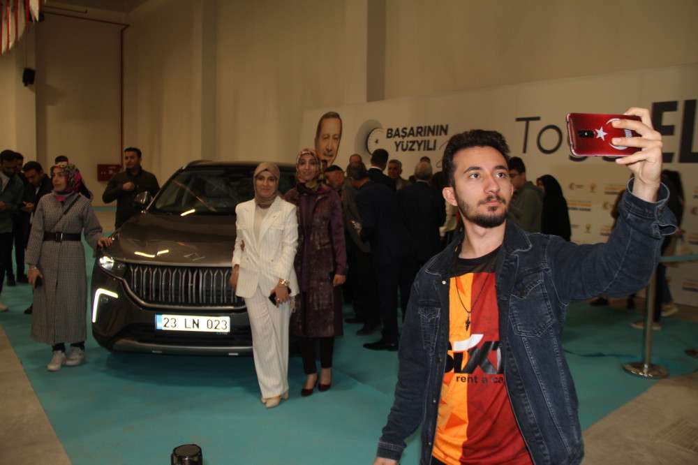 Elazığ&rsquo;da T&uuml;rkiye&rsquo;nin milli otomobili Togg&rsquo;a vatandaşlardan b&uuml;y&uuml;k ilgi