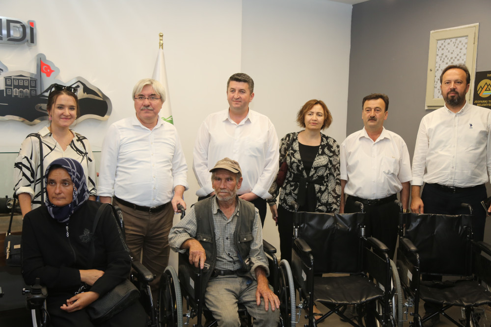 Engelli dostu İvrindi Belediyesinden tekerlekli sandalye