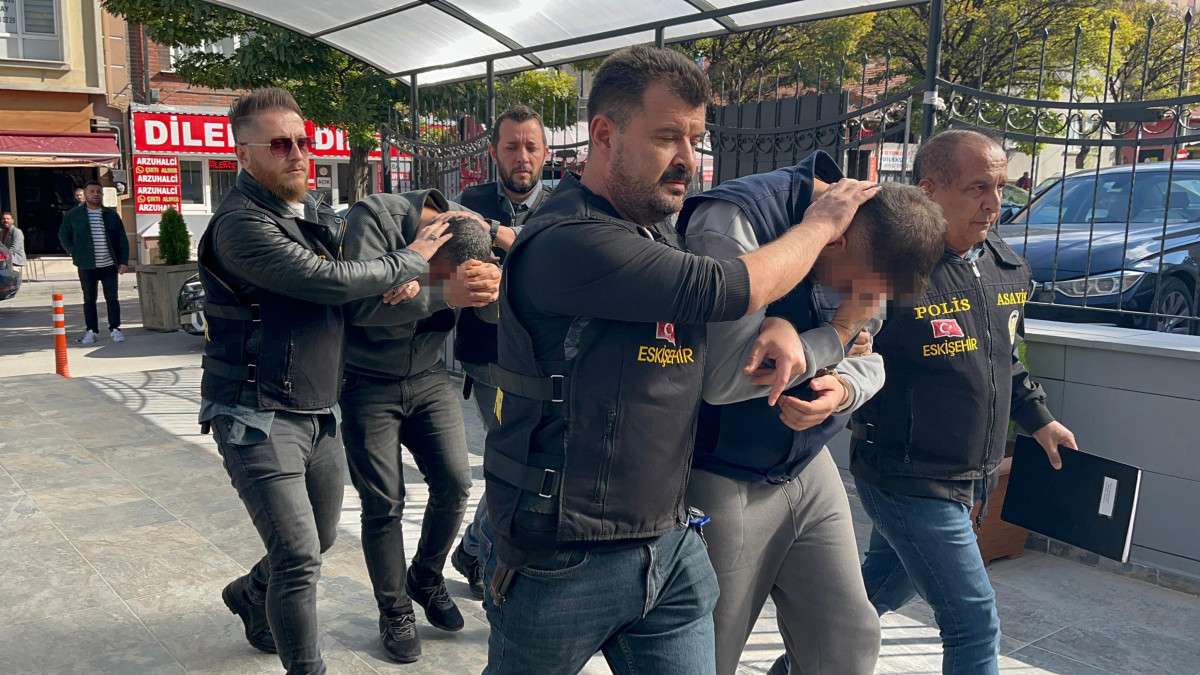 Evli &ccedil;ifti 11 bin 750 dolar dolandıran şahıslar adliyeye sevk edildi