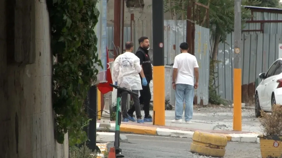 Fatih'te polise bı&ccedil;aklı saldırı. Ayağından vurularak yakalandı