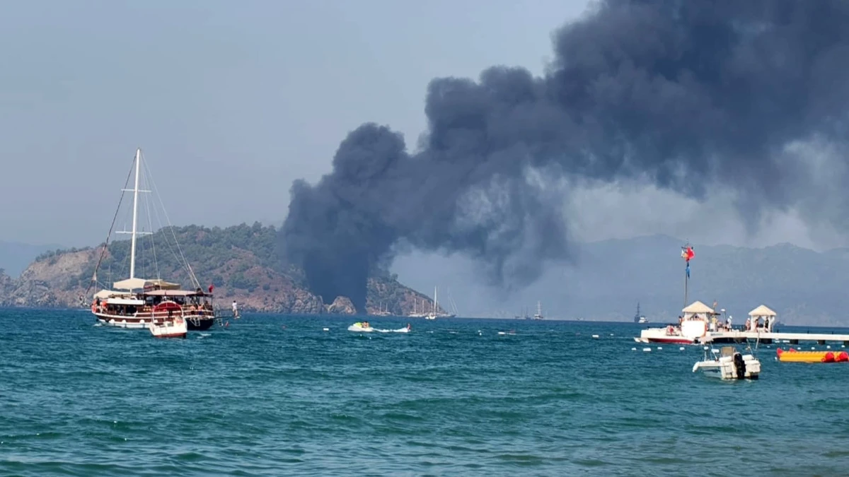 Fethiye'de gezi teknesi alev aldı: 115 kişi denize atladı
