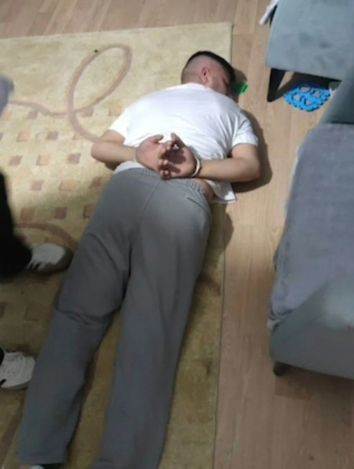 Firari h&uuml;k&uuml;ml&uuml;, uyuşturucu ve silahla yakalandı