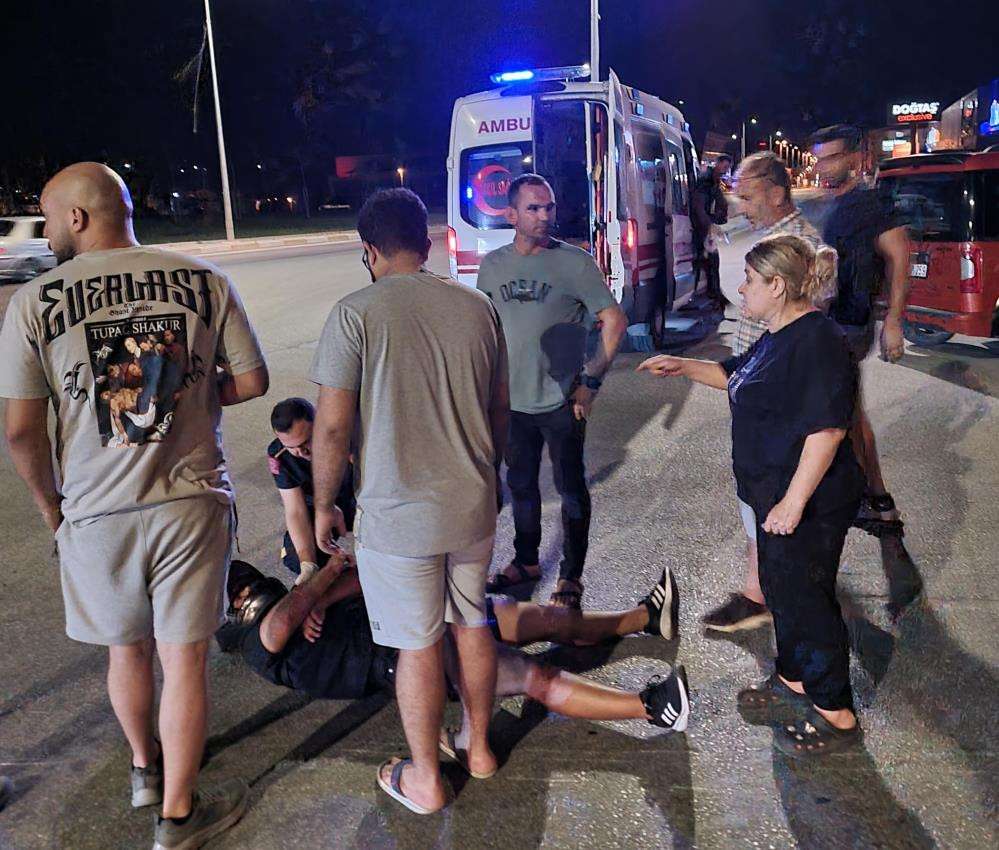 Hafif ticari aracın &ccedil;arpıp ka&ccedil;tığı otomobildeki 1 kişi yaralandı