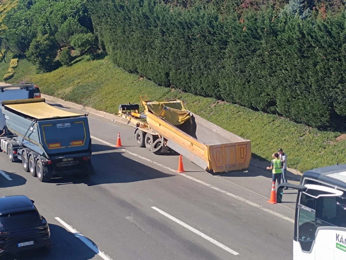 Hafriyat kamyonu dorsesi &uuml;st ge&ccedil;ide &ccedil;arptı