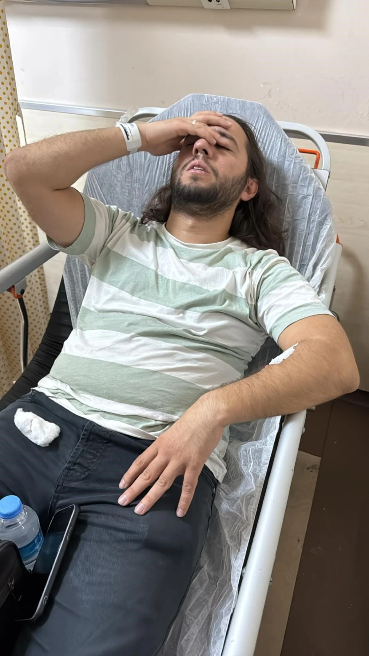 Havalimanında taksicilerin m&uuml;şteri alma kavgası: 2 yaralı