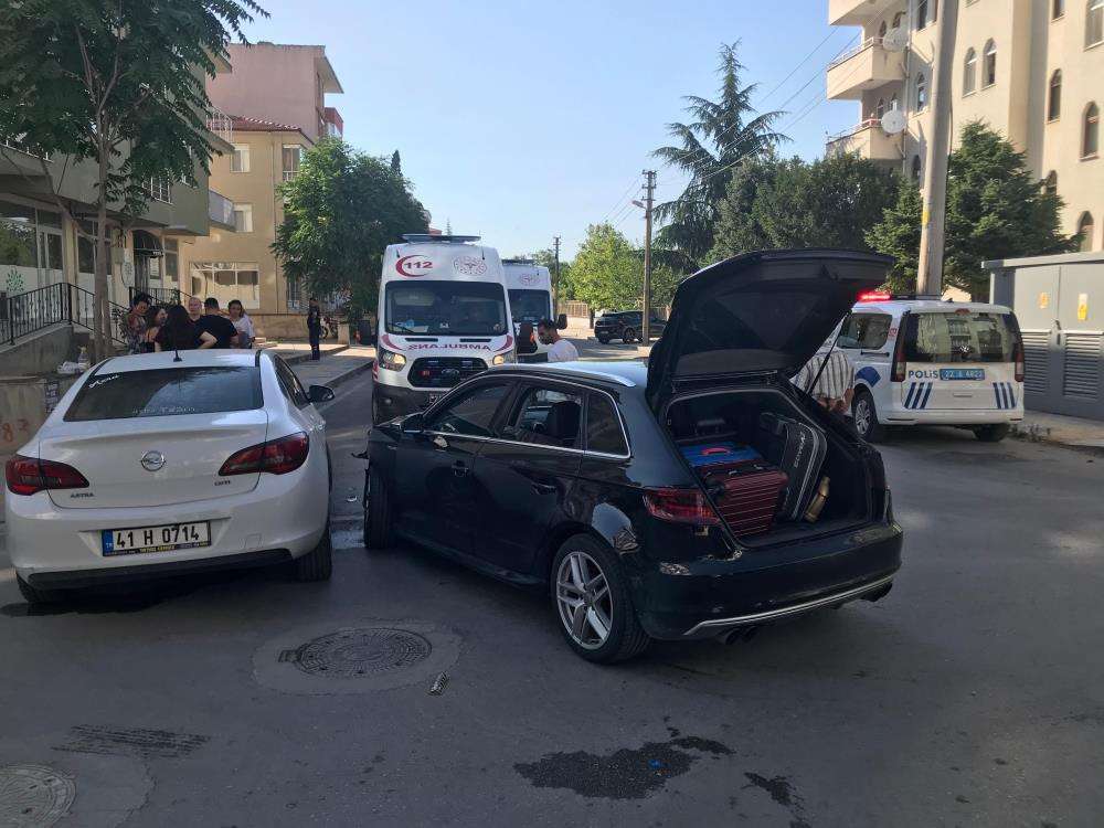 iki otomobil &ccedil;arpıştı: İkisi &ccedil;ocuk, 4 yaralı