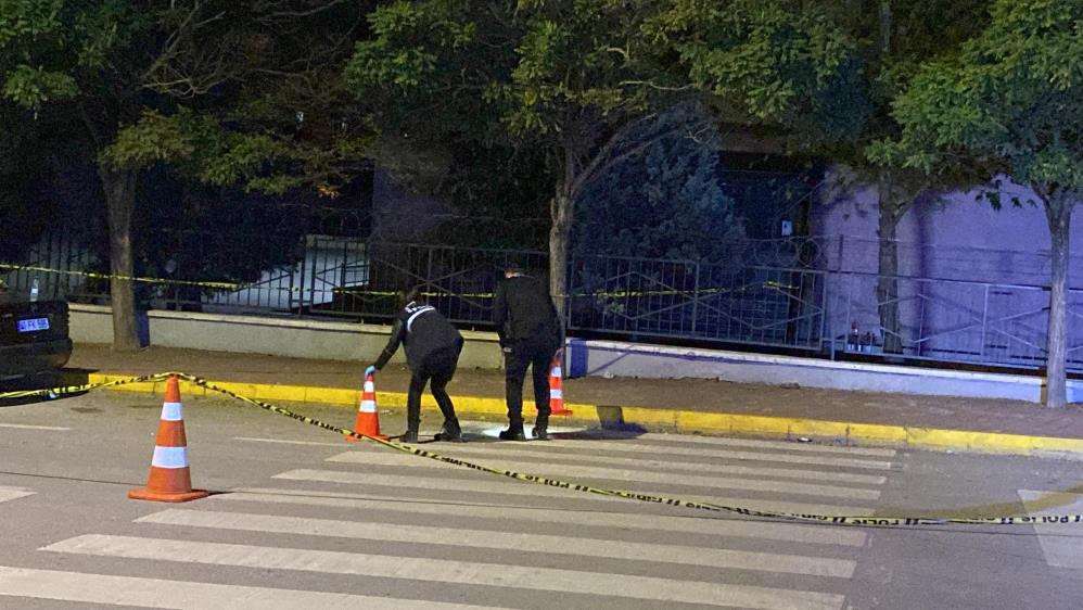  İş yerinden &ccedil;ıkan şahıslara silahla saldırdılar: 2 yaralı