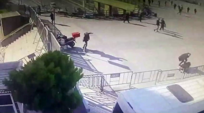İstanbul Adalet Sarayı önünde silahlı saldırı girişimi: 3'ü polis 6 yaralı, 2 saldırgan etkisiz hale getirildi
