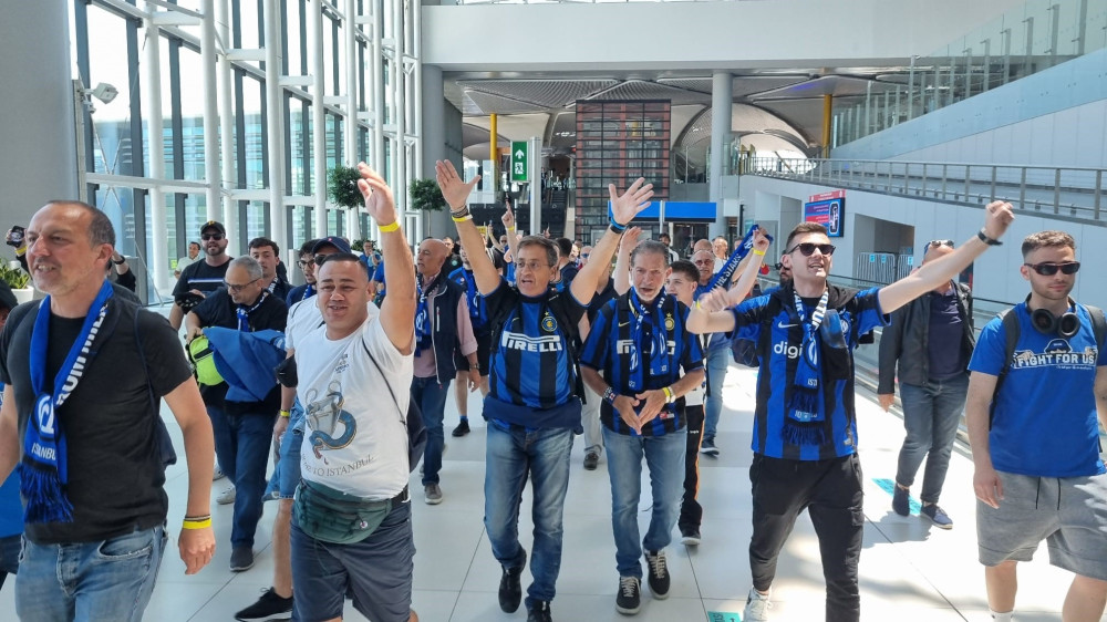 İstanbul Havalimanı’nda Şampiyonlar Ligi yoğunluğu: Yüzlerce taraftar final için İstanbul’da